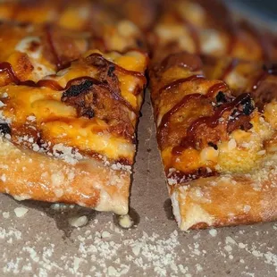 Mac and cheese Bbq pulled pork pizza