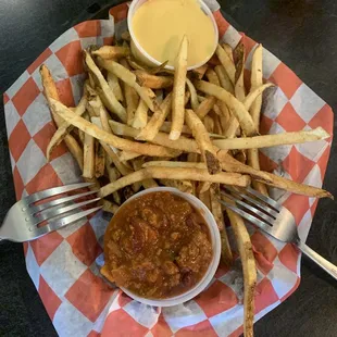 Chili cheese fries (with toppings on the side)