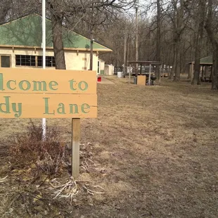 a welcome sign for sandy lane