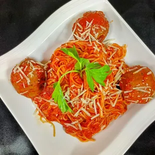 a plate of spaghetti and meatballs