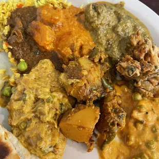 Variety of foods! Naan, chai tea (i think is what it is, or something similar), and indian milk donuts, all come with the buffet :)