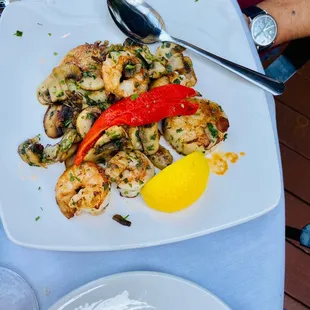 Scallops with shrimp and mushrooms