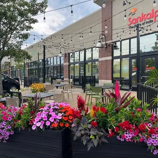 the outside of a restaurant