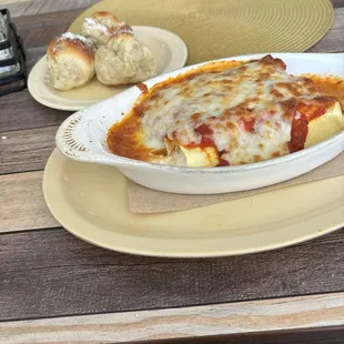 Manicotti and garlic knots