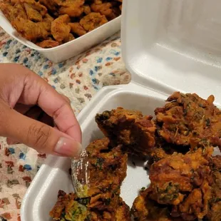 food, chicken wings and fried chicken, bbq wings, poultry, fried chicken wings, chicken, fried chicken, bbq chicken, chicken wings