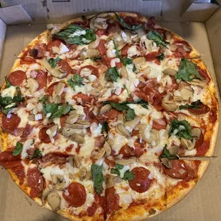 Large pizza w/ pepperoni, spinach, onion, mushroom.  5 Star! Ty Sansotta's