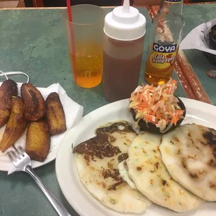 Plantanos Fritos, Cola Champagne y Pupusa Masa de Arroz (revueltas, calabasa y queso, loroco)