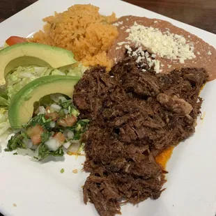 Platillo de barbacoa con arroz, frijoles, y ensalada