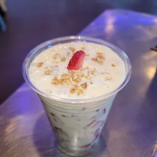 Fresas con crema,  granola y coco