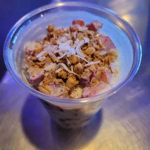 Fresas, crema , granola y coco.