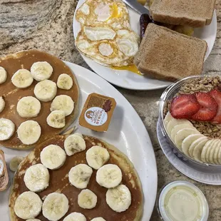Santana's Breakfast and the açaí bowl (small)
