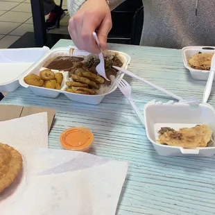 Arepas, empanada, jugo de Chinola