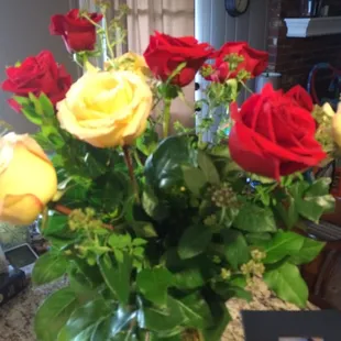 Beautiful arrangement of a dozen roses