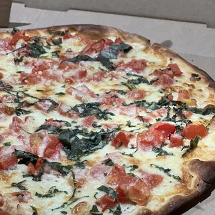 Large Santinos Margarita Pizza - excellent!