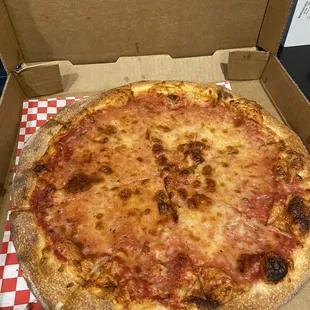 Pizza is overcooked and burnt. Not going back