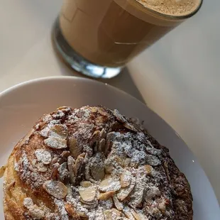 Panela latte and almond croissant