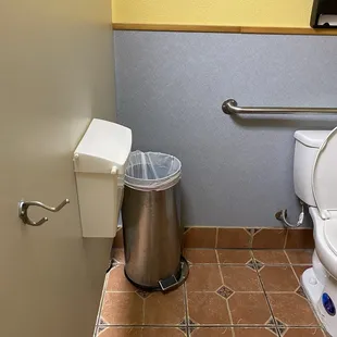 trash was nasty and open. way to big got this place - how long do you let it sit like that.  so gross!