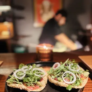 Tuna on crispy mini tortillas - a good way to start the meal!