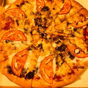 Veggie pizza with fresh tomato. So good!