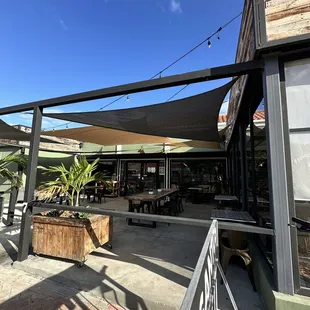 the outside of a cafe
