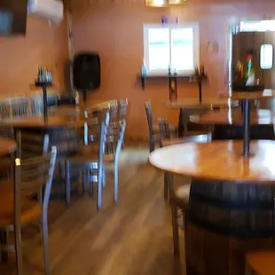 a blurry image of a restaurant