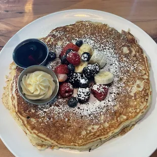 Sap cakes (plain pancakes with fresh fruit and powdered sugar)