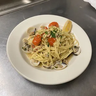 LINGUINE WITH CLAMS