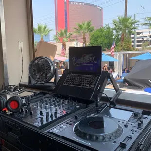 DJ Earwaxxx live