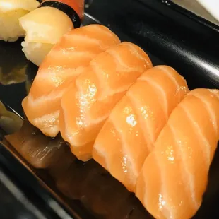Salmon nigiri