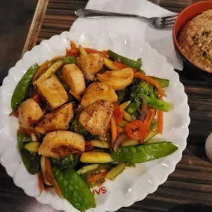 Scallop hibachi dinner with vegetables, fried rice and sauce.