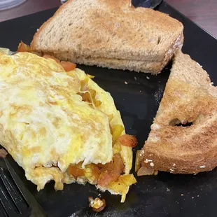 Vegetable omelette with toast