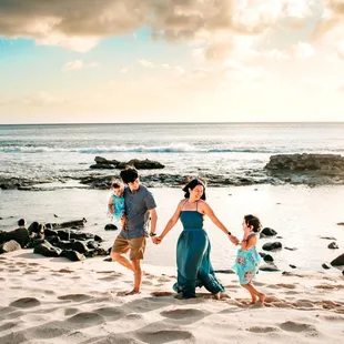 Oahu Family photographer at Yokohama Bay