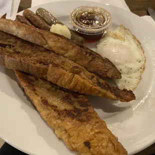 French toast with sausage links and fried egg