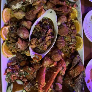 This is a seafood platter with bacon wrapped shrimp pescado crab scallops wrapped in bacon just super yummy
