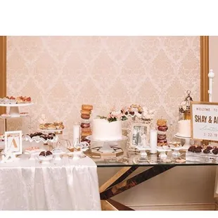 Beautiful wallpaper to compliment any set up without the need of custom backgrounds or drapery