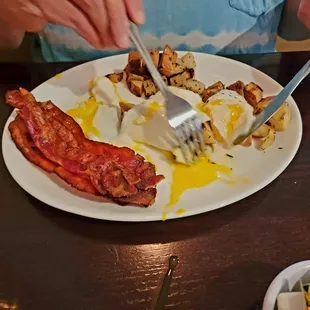 Saratoga breakfast with hash browns, bacon, and rye toast.