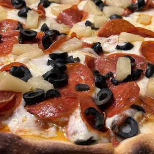 Pizza (pineapple, olives, pepperoni)