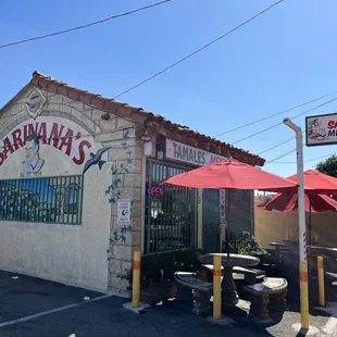 the outside of the restaurant