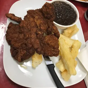 Milanesa de carne con yuca y beans