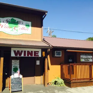 Sarnellis Wine Cellar featuring Glades Pike and Christian Klay Wineries