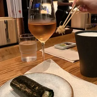 Salmon hand roll