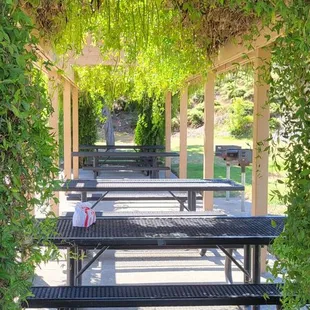 Picnic tables,not very clean area but not as dirty either so bring ur own wipe to clean if planning to use it.