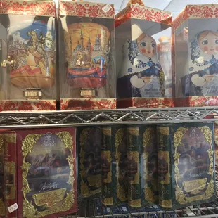 Cute gift boxes the samovar holds tea .