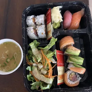 Large Bento Box $19 (Sunshine Roll,tuna roll, salmon/tuna nigiri)