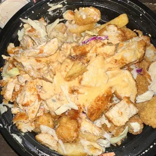 Sassy Mac Bowl has fried, taters, Mac n cheese, pickles, coleslaw, chicken and sauce. A true taste of heaven