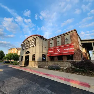 the outside of the restaurant