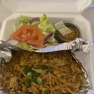 Pad Thai with chicken and salad