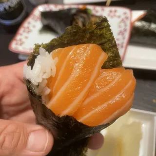 salmon hand roll