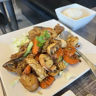 Black Pepper Garlic with Seafood Combination