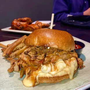 Mac n cheese pulled pork sandwich | Instagram: slimthiccarbs